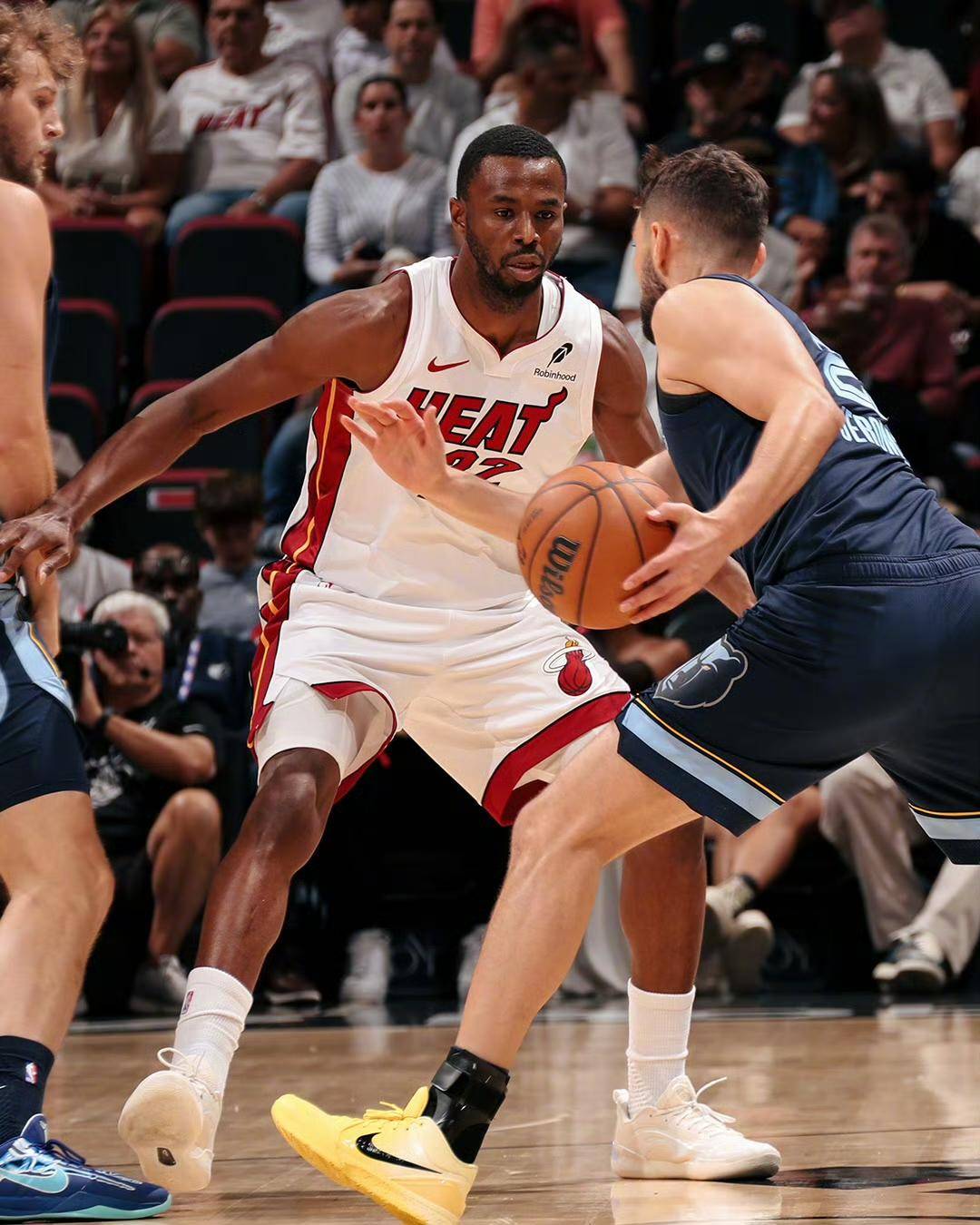 星空体育app下载赛地聚焦：CBA季后赛加时末段热度飙升，洛杉矶湖人临场应变，质疑声仍在，控场能力受关注的简单介绍