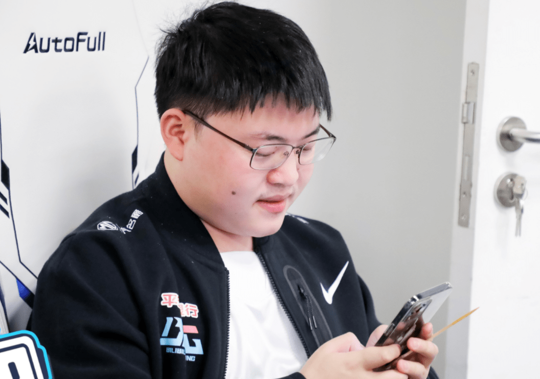 包含多特蒙德围绕葡超官宣签约Uzi在IG比赛中回归赛场，媒体一致点评：清晨辽宁本钢单刀错失——法甲节点到来的词条